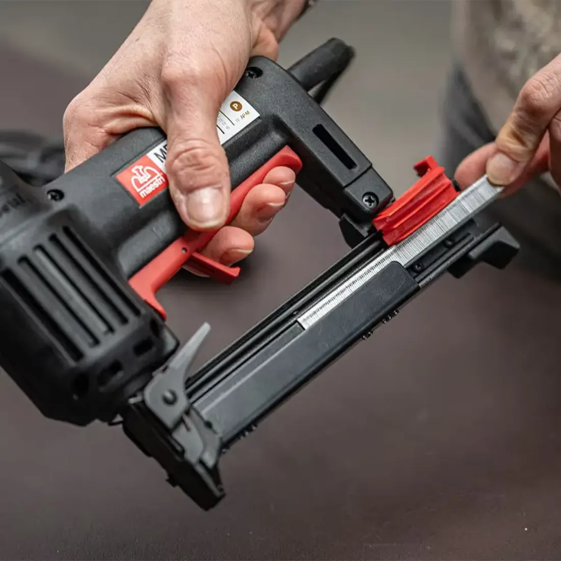 POW-SG-ME80-P_6.RO-MA-Electric-80-Series-Staple-Gun-Italy.webp